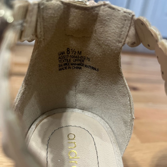 Scalloped heels - Picture 2 of 4